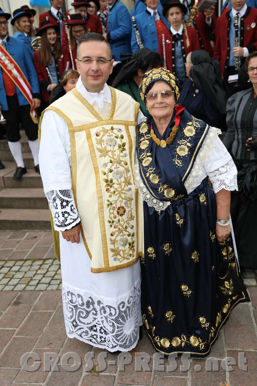 2017.09.10_17.54.42.jpg - Pfarrer Nikolaus Vidović mit seiner Mutter, die ebenfalls ins Pfarrheim zieht und seinen Haushalt führt.