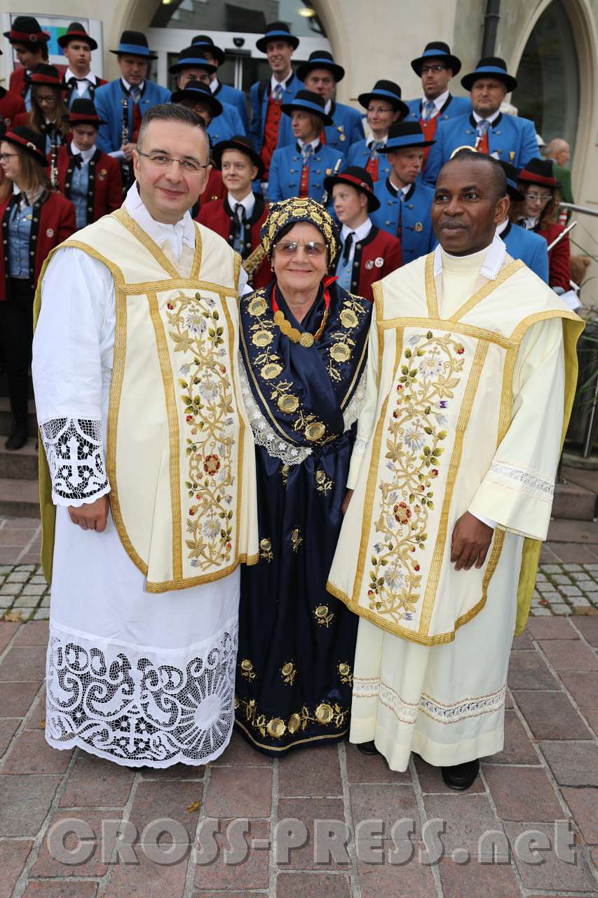 2017.09.10_17.55.58.jpg - Pfarrer mit Mutter und Kaplan.