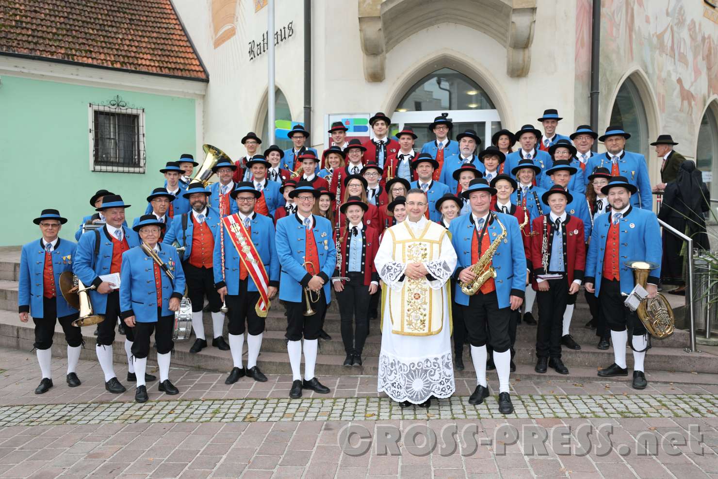 2017.09.10_17.59.27.jpg - Die Haager Trachtenmusikkapelle mit dem neuen Pfarrer Nikolaus Vidović am Stadtplatz.