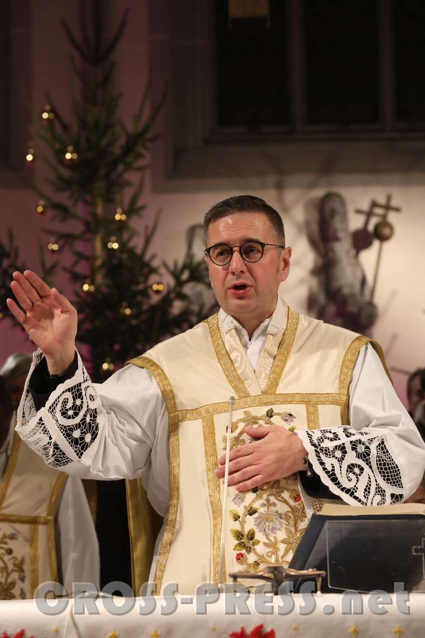 2017.12.25_01.20.55.JPG - Abschluss-Segen von Pfarrer Vidović