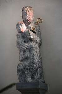 2018.01.06_12.59.58 Petrus Statue, durch Lichteinfall bunt gefärbt.