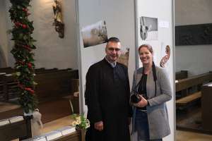Lange Nacht der Kirchen - Haag Pfarrer Nikolaus Vidović mit Fotgrafin Dr. Ursula Wolf die ihre Bilder unter den Namen 