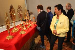 Lange Nacht der Kirchen - Haag Ausgestellte Monstranzen und Kelche werden bewundert.