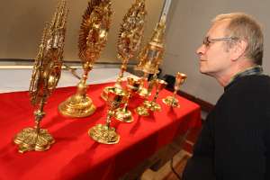 Lange Nacht der Kirchen - Haag Ausgestellte Monstranzen und Kelche werden bewundert.