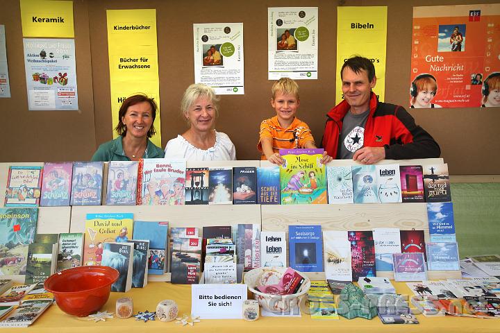 2011.09.18_13.40.06_01.jpg - Mitglieder der evangelikalen Gemeinden Amstetten und Waidhofen, die als einzige das Christentum mit ihrem bunten Bibelstand präsentieren und den Kirtag "gerettet" haben.