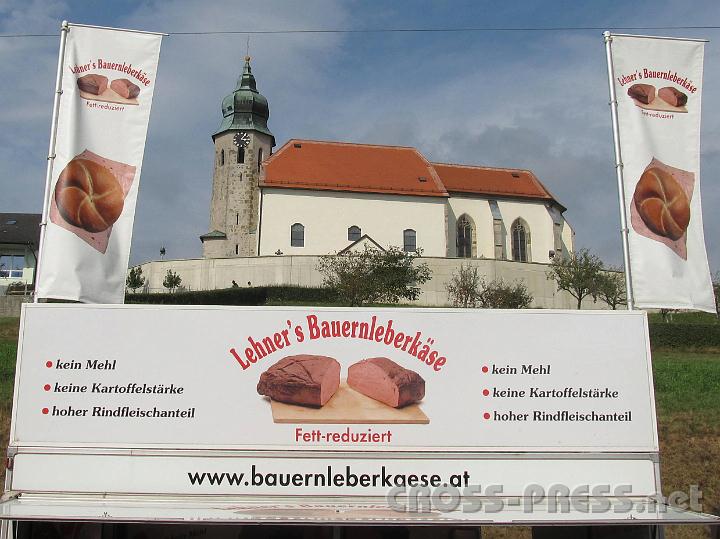 2011.09.18_15.05.42.jpg - So a Kas !   Bauernleberkäse ist zwar ein Spitzenprodukt und gut zur Stärkung der Kirtagspilger.   Doch wozu sind 3/4 der Standl mit fernöstlichen Textilien und Plastik-Krimskrams gut ?!?   Haben wir Christen nichts Besseres zu bieten ?   Wo ist die Würde der Namenstagsfeste der Kirchen geblieben ?!?