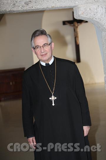 2011.04.02_14.52.32.jpg - Abt Ambros begrüßte persönlich jeden kommenden Gast.