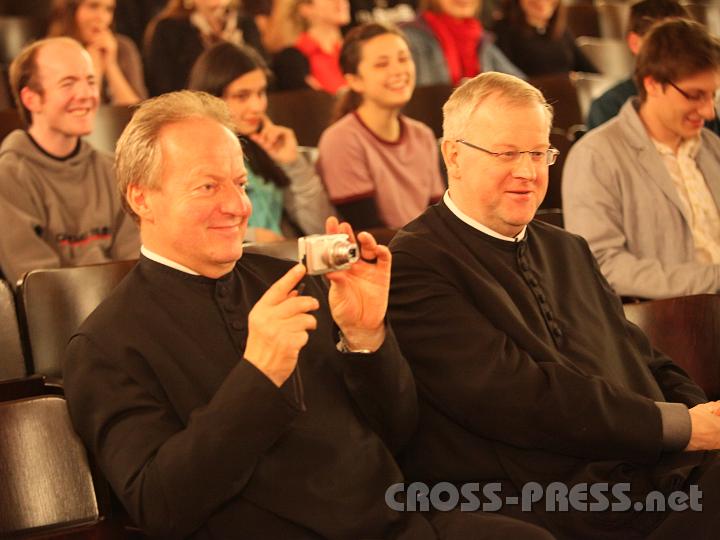 2011.04.02_19.37.13.jpg - Auch die Pateres scheinen am Vorabend des Freudessonntags ihre Freude zu haben. :)