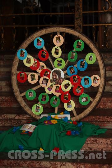 2011.04.02_17.29.48.jpg - "Glucksrad" für jede Pfarre: viele Erstkomunionskinder.  :)