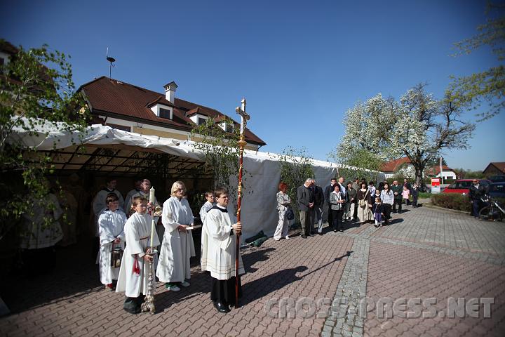 2009.04.19_10.05.54.jpg - Feierlicher Einzug vom Festzelt in die Kirche.