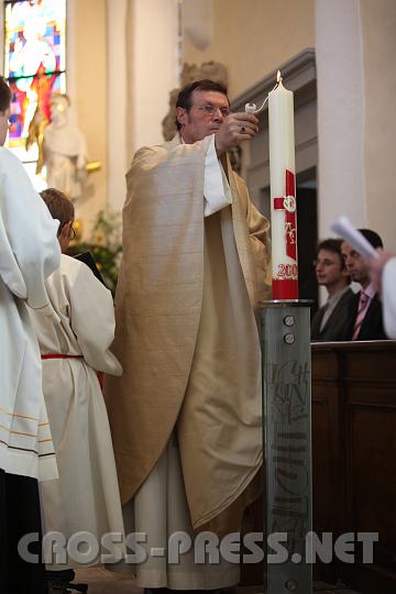 2009.04.19_10.15.59.jpg - Abt Berthold entz�ndet die Osterkerze.