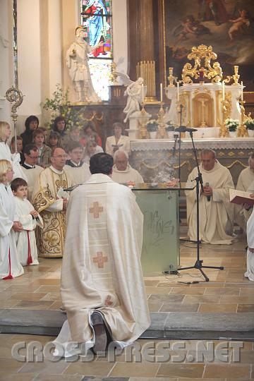 2009.04.19_11.00.49.jpg - Weihrauch steigt vom Altar auf.