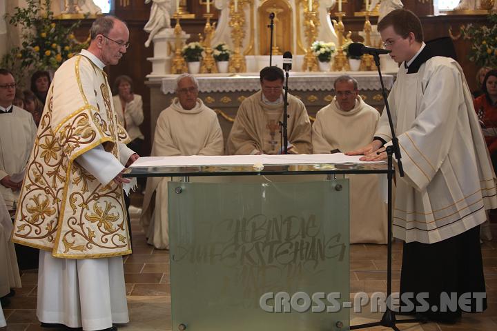 2009.04.19_11.08.10.jpg - Auflegen des Altartuchs.