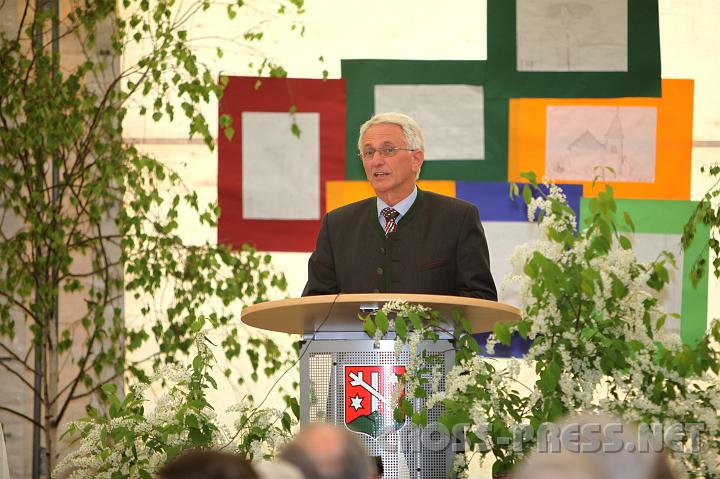 2009.04.19_12.22.08.jpg - Der Seitenstettner B�rgermeister Franz Deinhofer erz�hlte die Renovierungsgeschichte der Kirche.