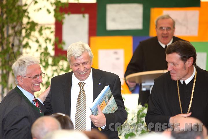 2009.04.19_12.33.40.jpg - Bgm. Franz Deinhofer, LR Mag. Johann Heuras, Pfarrer P.Michael Prinz, Abt P.Berthold Heigl nach den Festreden im gro�en Festzelt...