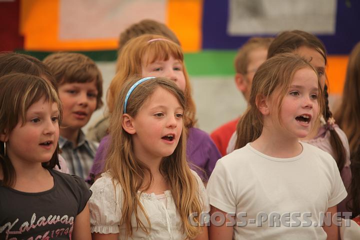 2009.04.19_12.35.18.jpg - Sehr passend zur Feier sangen die Kinder "Is wo a Landl"...