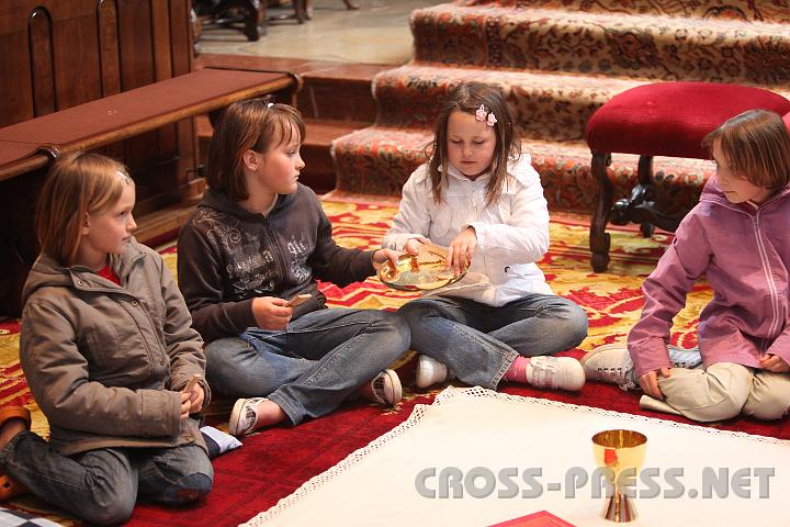 2009.04.30_15.19.01.jpg - Die Kinder lernen das (Brot-) Teilen.