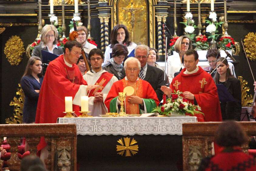 Firmung mit Abt Berthold Heigl und Propst Raimund Breiteneder um 08h Abt Berthold Heigl und P. Laurentius Resch konzelebrierten mit Propst Raimund Breiteneder.