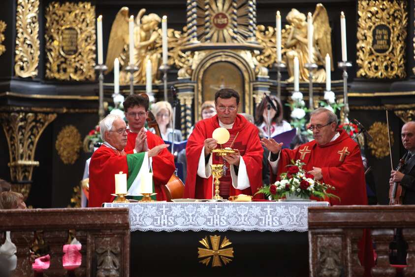 Firmung mit Abt Berthold Heigl und Propst Raimund Breiteneder um 10:30h