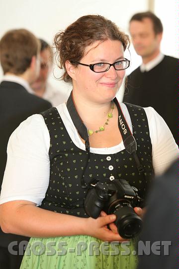 2010.07.10_14.14.49.jpg - Cousine Barbara hält den großen Tag auf vielen Fotos fest.