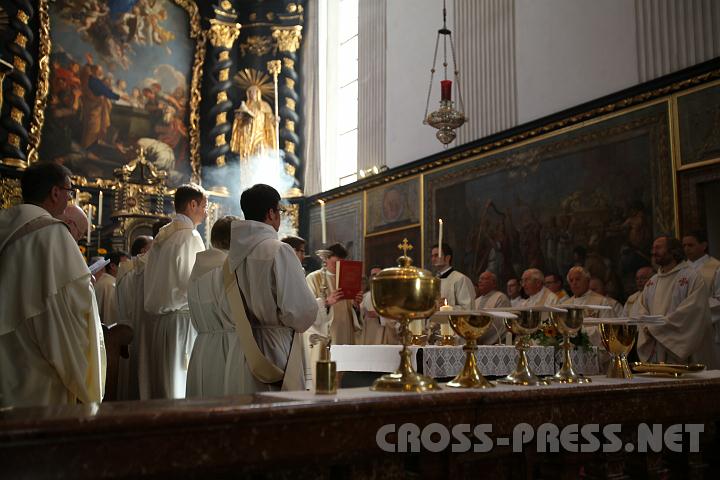 2010.07.10_10.24.23.jpg - Bitte die Schwanden des Heiligen Geistes über P.Florian zu beachten !  ;))