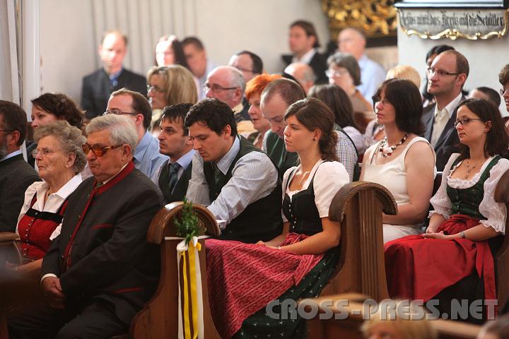 2010.07.10_10.43.26.jpg - P.Florians Großeltern, nächste Reihe: Schwester Marianne mit Daniel, Bruder Matthias und Bruder Tobias mit Freundin Eva, dahinter Schwester Katrin.