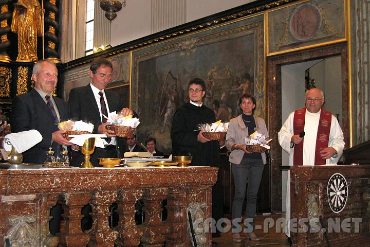 2010.09.06_17.13.29.jpg - Alle Erstklassler und ihre Klassenvorst�nde (Bernhard Pausinger, Harald Haumer, P.Florian Ehebruster, Elisabeth Zach) bekamen einen "Jumping Point".   Prof. P.Ehebruster und Prof.Zach sind doppelte Erstklassler ;) weil sie heuer ihre erste "eigene" Klasse bekommen haben.