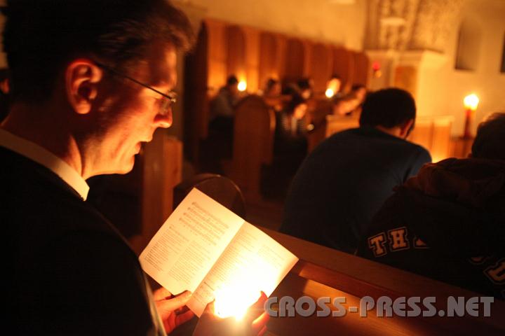 2010.12.03_21.22.27.jpg - P.Domink beim "erleuchteten" Psalmensingen.  :)