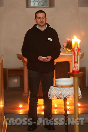 2010.12.03_21.26.02.jpg - Herbert Reisinger, Geistlicher Leiter des Schacherhofs, teilte seine Gedanken �ber Advent den Jugendlichen mit.