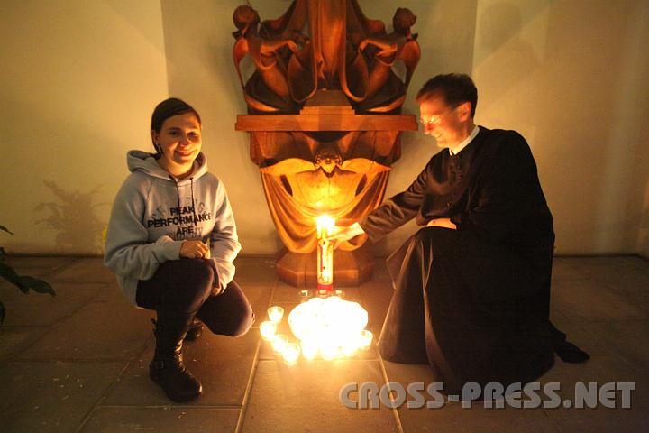 2010.12.03_22.07.34.jpg - Melanie, die Musikerin von der Band der Jugendgebetsgruppe aus Waidhofen, kommt regelm��ig nach Seitenstetten zur Jugendvesper, hier vor der Marienstatue mit P. Dominik.