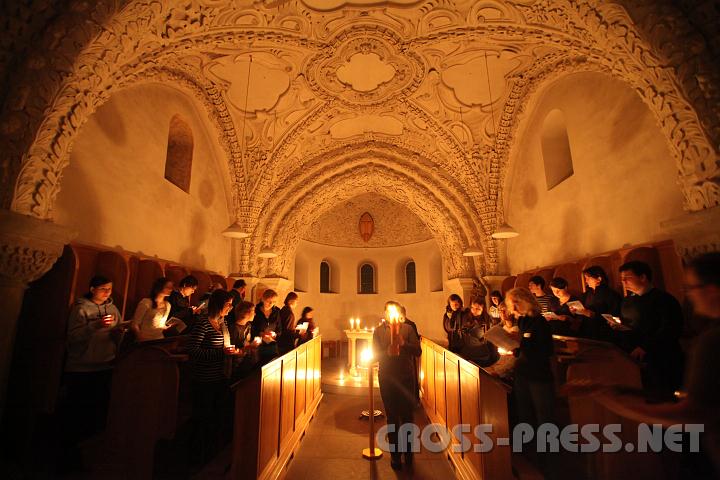 2010.12.03_21.47.02.jpg - Die Jugend bei ihrer Vesper versammelt im �ltesten Teil des Stiftes, der Ritterkapelle.
