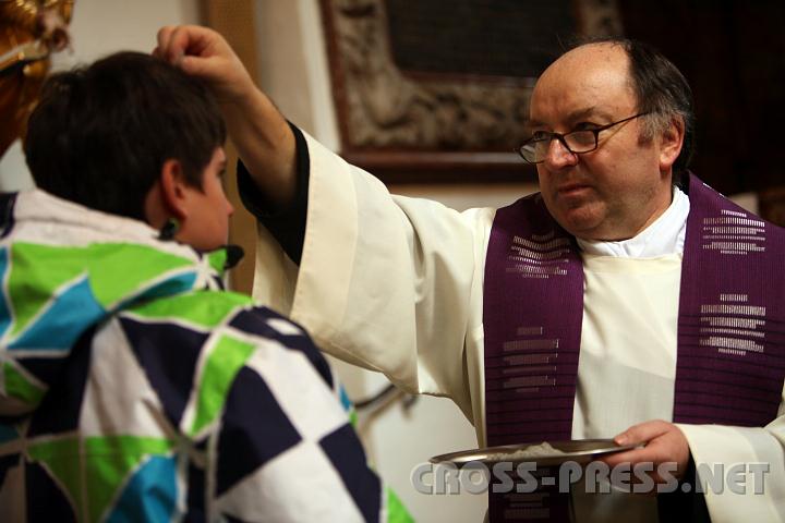 2011.03.09_10.22.09.jpg - P.Stefan mahnt auch die Schüler: "Bedenke Mensch, dass du Staub bist, und zum Staub zurückkehrst!" (Gen 3,19 EU)