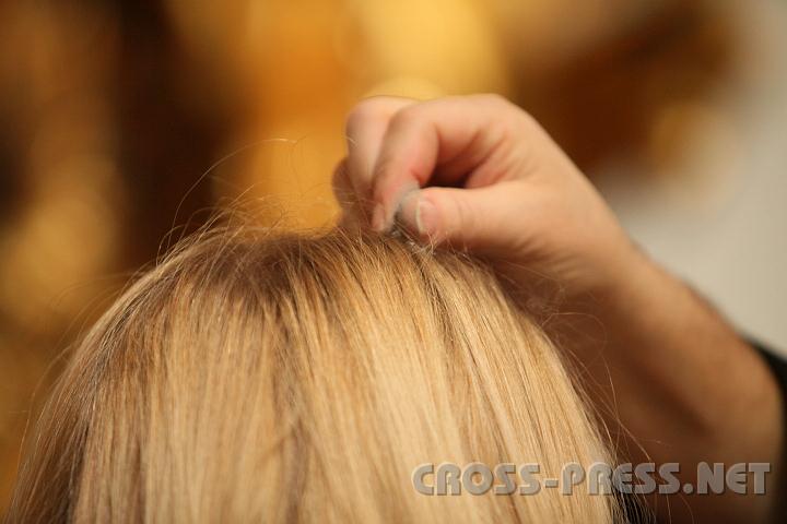 2011.03.09_10.25.44.jpg - Das Aschenkreuz wurde ursprünglich bei Männern auf das Haupt gestreut und bei Frauen auf die Stirn gezeichnet. Heute sind beide Formen unabhängig vom Geschlecht üblich.   Mit diesem Ritual soll der Mensch an seine Vergänglichkeit erinnert und zur Umkehr aufgerufen werden.