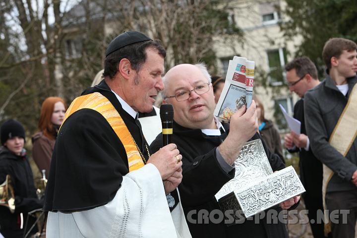 2011.03.21_11.19.51.jpg - Diese Truhe soll mit eingemauert werden: darin befindet sich eine aktuelle Tageszeitung mit einem Artikel über den Bau der Turnhalle sowie eine Urkunde mit geschichtlich relevanten Fakten.