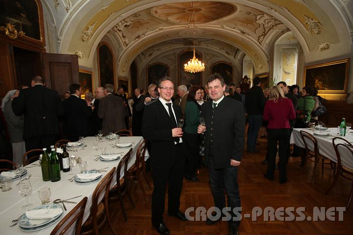 2011.03.21_11.48.28.jpg - Ausklang der Feier mit Sekt im Sommerrefektorium des Stiftes.