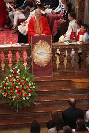 Dekanatsfirmung 2011 - hl.Messe 8h Abt Johannes Gartner kann in seiner fröhlichen Art die Firmlinge gut aufmuntern.