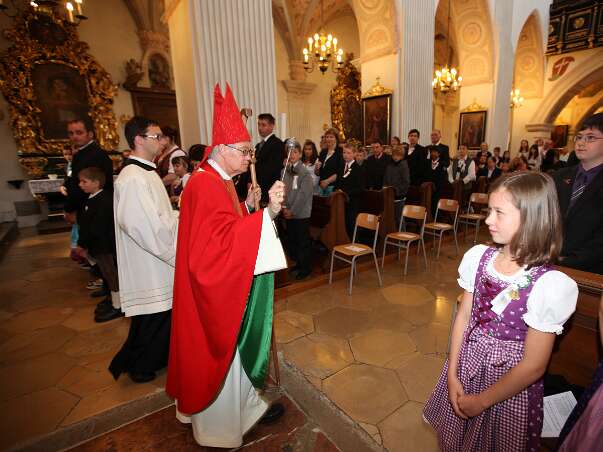 Dekanatsfirmung 2011 - hl.Messe 8h Abt Johannes Gartner segnet die Firmlinge.