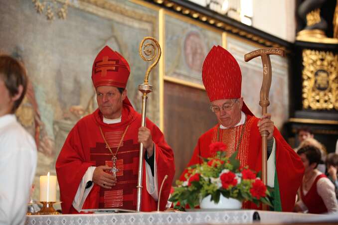 Dekanatsfirmung 2011 - hl.Messe 8h Die Äbte haben offensichtlich verschiedene Hirtenstaablieferanten. ;)