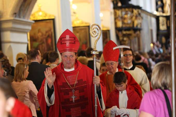 Dekanatsfirmung 2011 - hl.Messe 8h Äbte Berhold und Johannes grüßen und segnen Menschen und Kinder beim Auszug.