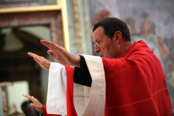 Dekanatsfirmung 2011 - hl.Messe 10h30 Abt Berthold und Altabt Michael rufen den Heilgen Geist über die Firmlinge.