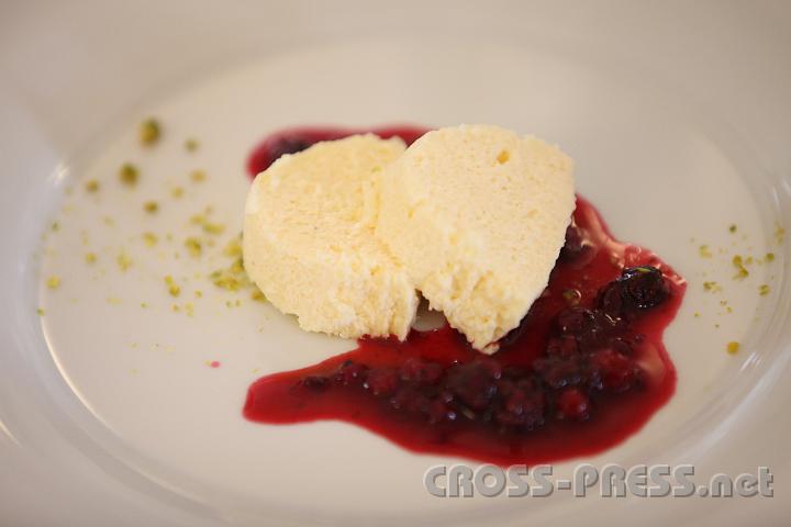 2012.03.21_14.41.05.jpg - Grießflammerie mit Beerenkompott