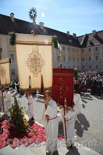 2012.09.16_14.04.33.jpg - Auf den Stufen zum Hauptportal: davor war der Altar aufgebaut.
