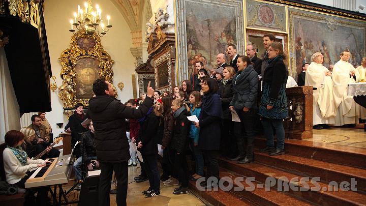2013.03.21_10.40.07_01.jpg - Prof. Helmut Schaumberger dirigiert den Schulchor.