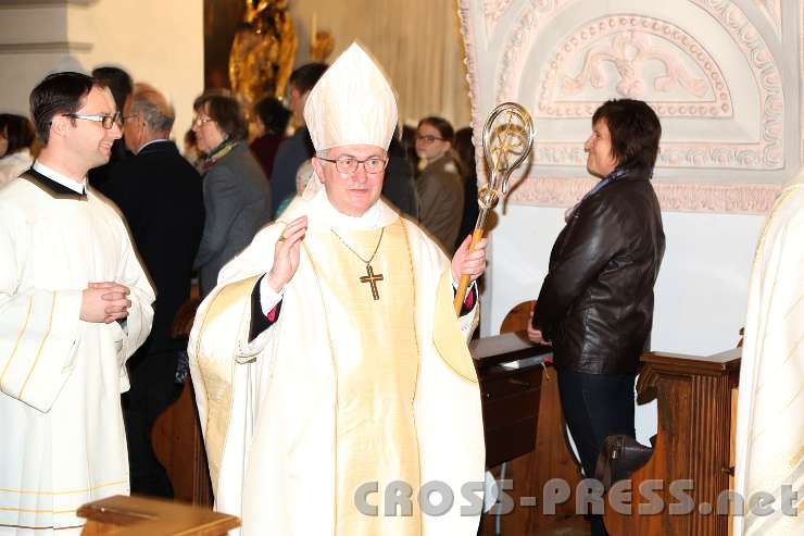 2014.03.21_11.25.02.jpg - Weihbischof Leichtfried erteilt seinen Segen.