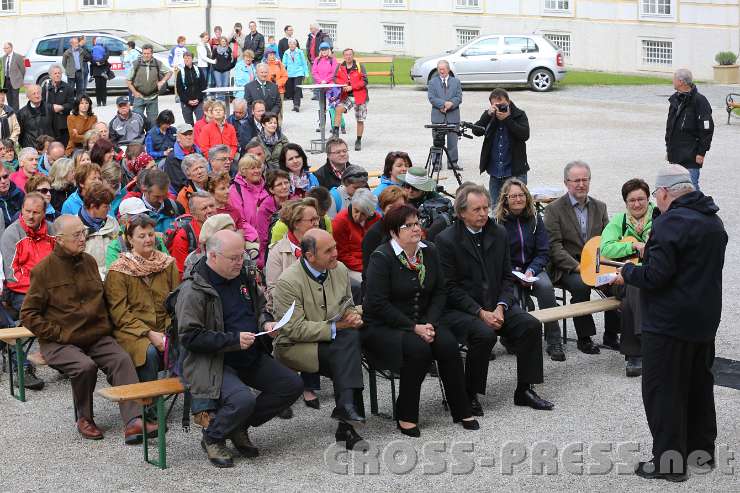 2014.05.04_09.51.49.jpg - P.Martin Mayrhofer, Kustos von "Wallfahren und Pilgern", erzählt über die Ausstellung.