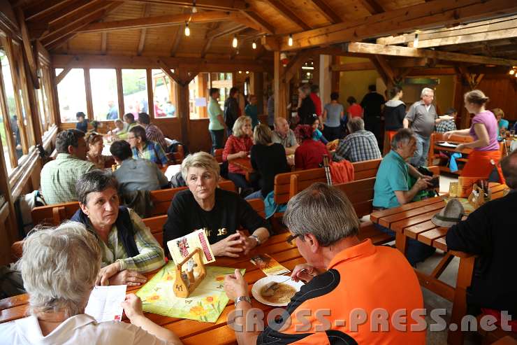 2014.05.04_10.59.32.jpg - Die erste Rast beim Wildmostheurigen "Kronawetter".