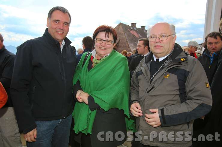 2014.05.04_16.40.03.jpg - Der Rosenauer Bgm. Thomas Raidl mit LAbg. Michaela Hinterholzer und Abt Petrus Pilsinger.