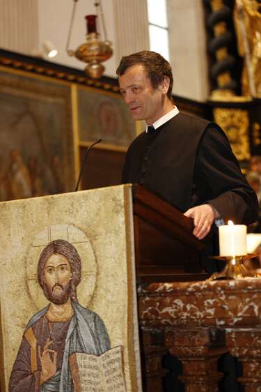 DekanatsFirmung Seitenstetten 2016 Pfarrer P.Laurentius Resch begrüßt die Firmlinge und Gottesdiesnstbesucher.