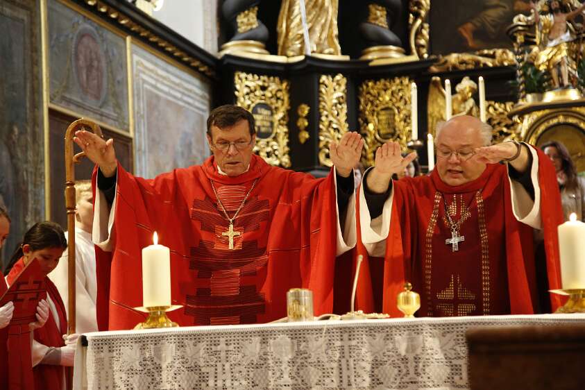 DekanatsFirmung Seitenstetten 2016 Altabt Berthold und Abt Petrus rufen den Heiligen Geist über die Firmlingen herab.
