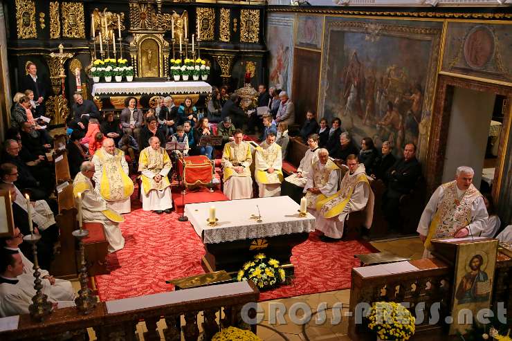 2016.11.06_10.44.07_01.jpg - Dompropst Bär erzählt, er selbst komme von einem Bauernhof - deshalb fühle er sich so wohl in diesem Vierkanter.